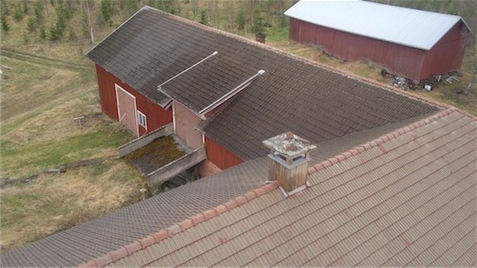 Tiilikatto ennen maalausta