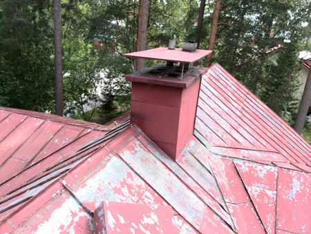 Peltikatto ennen maalausta