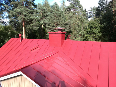 Peltikatto maalauksen jälkeen